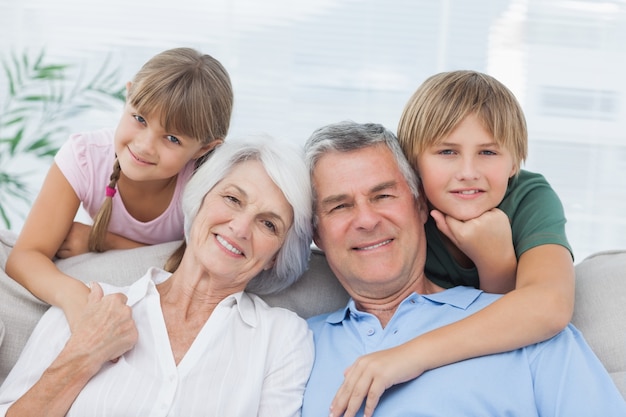 Petits-enfants avec leurs grands-parents