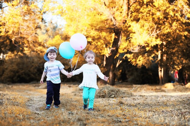 Les petits enfants marchent dans le parc d'automne