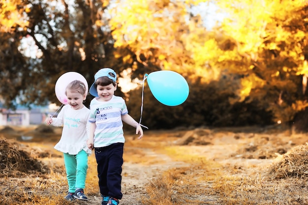 Les petits enfants marchent dans le parc d'automne