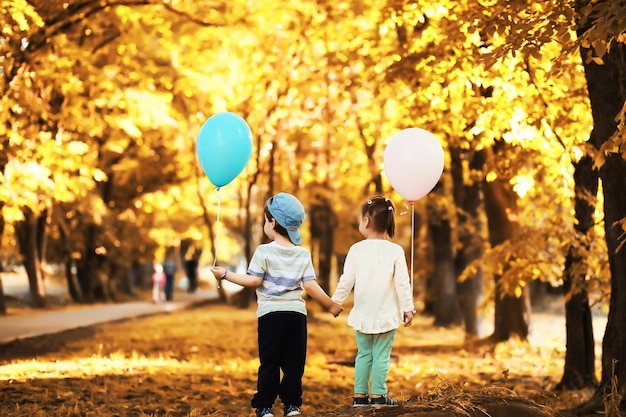 Les petits enfants marchent dans le parc d'automne