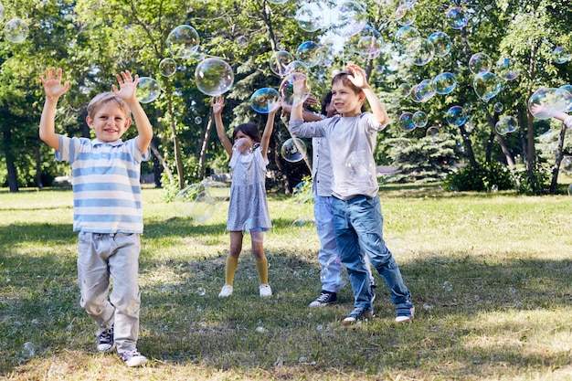 Petits enfants, passer une journée à l'extérieur