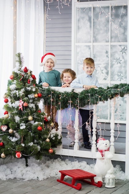 Petits enfants en prévision du nouvel an et de Noël