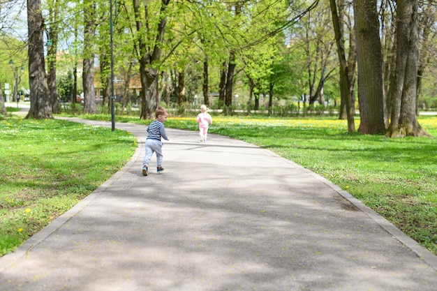 Petits enfants qui courent dans le parc