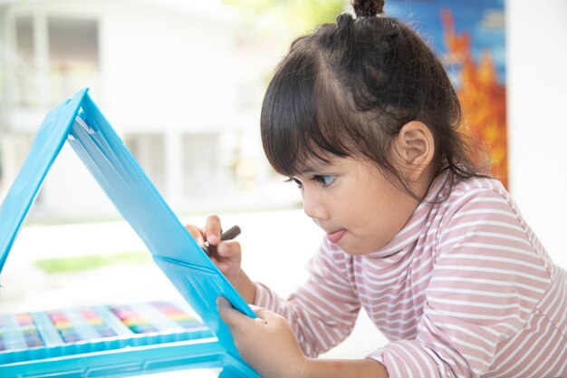 Les petits enfants qui dessinent avec un crayon de couleur sont une bonne activité pour améliorer l'art créatif et les compétences en écriture chez les enfants. Image conceptuelle pour l'éducation et l'apprentissage passe-temps.