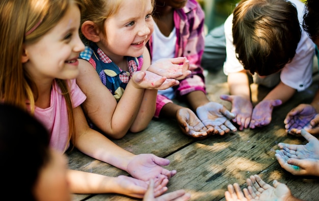 Petits enfants s&#39;amuser avec la saleté sur leurs mains