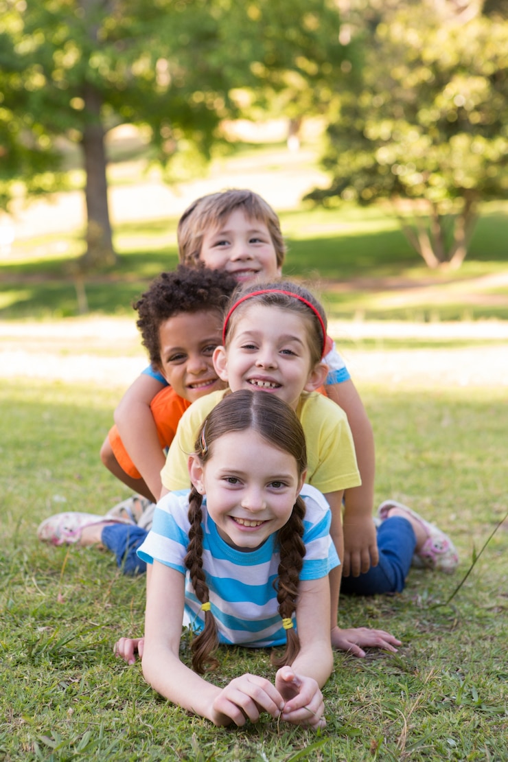 Photo petits enfants souriant à la caméra