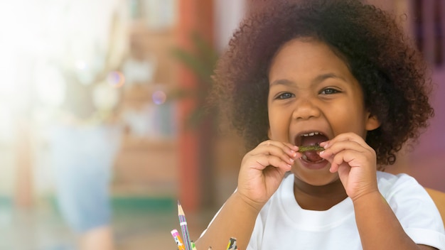 Les Petits Enfants Souriants Aiment Manger Des Collations Avec Bonheur.