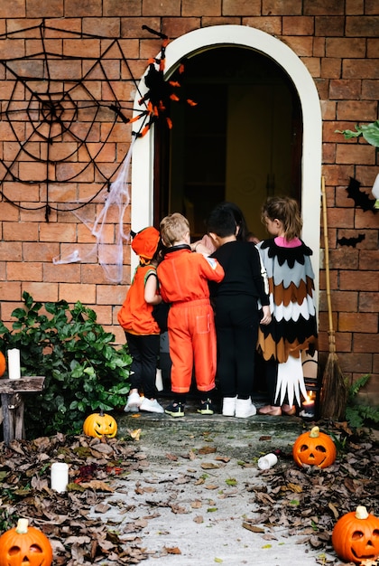 Photo petits enfants tromper ou traiter halloween