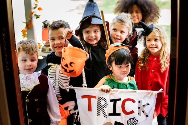 Petits enfants tromper ou traiter Halloween