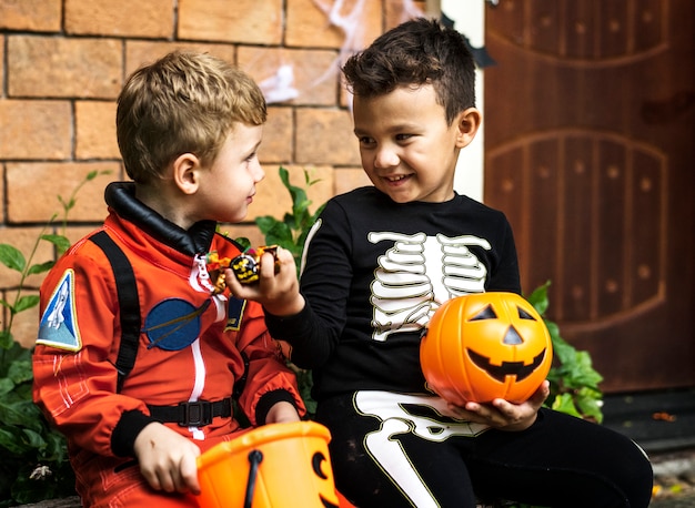 Petits enfants tromper ou traiter Halloween