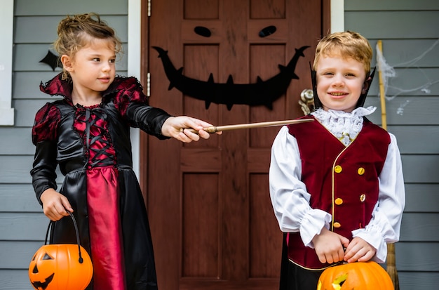 Petits enfants tromper ou traiter Halloween