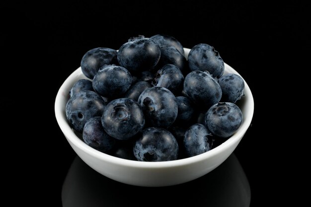 Petits fruits bleus dans un bol blanc