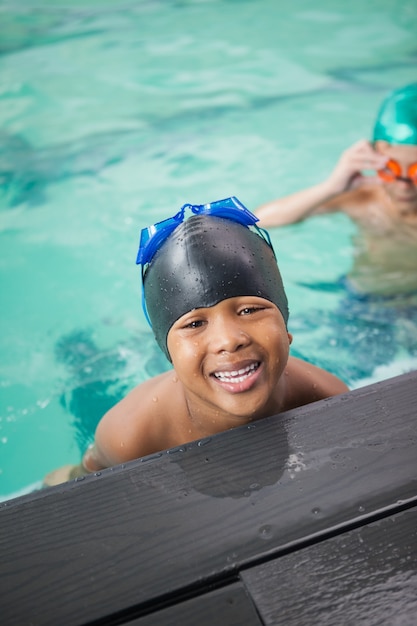 Petits garçons souriant dans la piscine