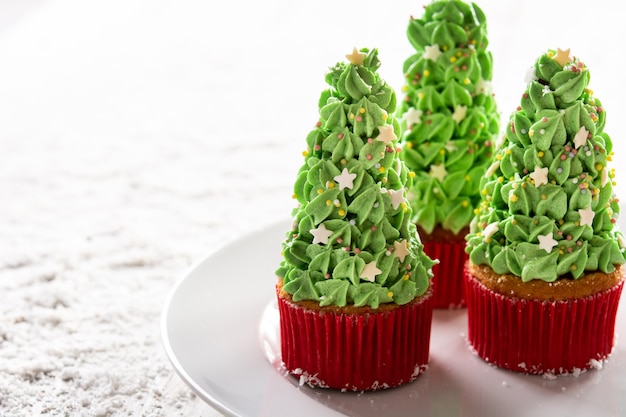 Petits gâteaux d'arbre de Noël sur la neige