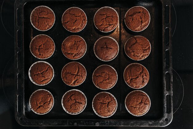 Petits gâteaux au brownie sur le moule