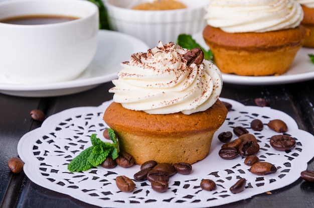 Petits Gâteaux Au Café Sucré Avec Crème Au Beurre Et Grains De Café