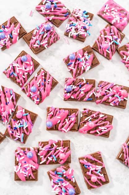 Petits gâteaux au chocolat et aux fraises