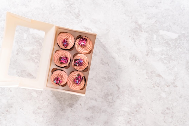 Petits Gâteaux Au Chocolat Et Aux Fraises