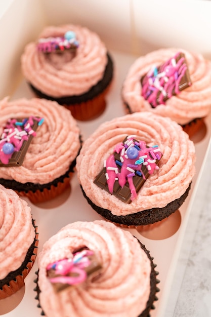 Photo petits gâteaux au chocolat et aux fraises