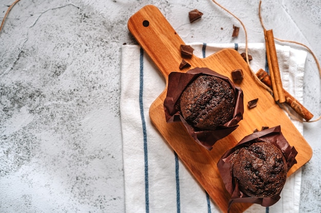 Petits gâteaux au chocolat et bâtons de cannelle sur un torchon.