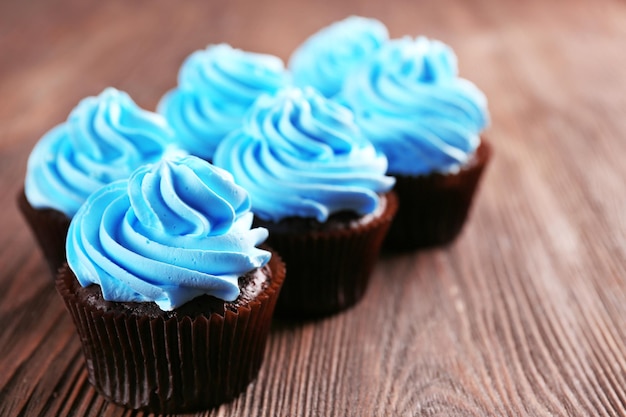 Petits gâteaux au chocolat sur fond de bois