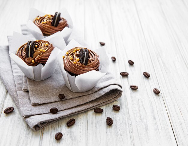 Petits gâteaux au chocolat sur une nappe