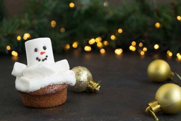 Petits gâteaux au chocolat de Noël avec décor de bonhomme de neige.