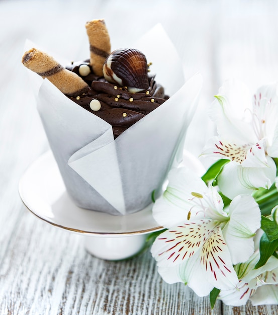 Petits gâteaux au chocolat sur une surface en bois blanche