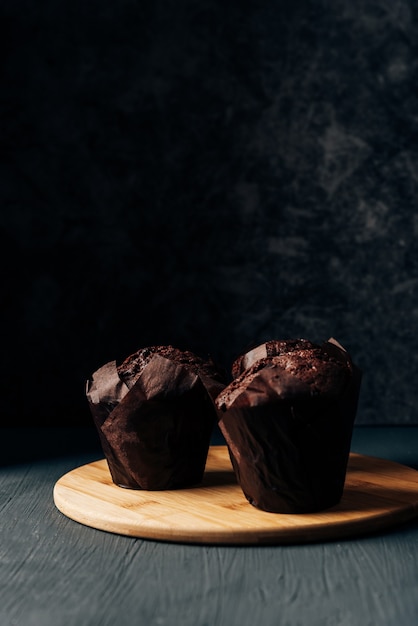 Petits gâteaux au chocolat sur table