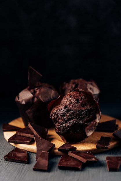 Petits gâteaux au chocolat sur table