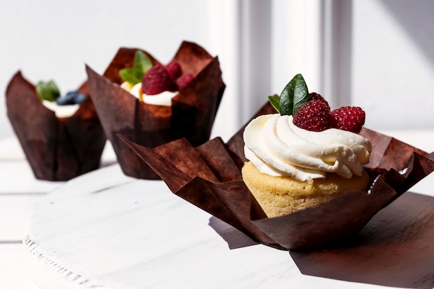 Petits gâteaux aux baies avec garniture Dessert