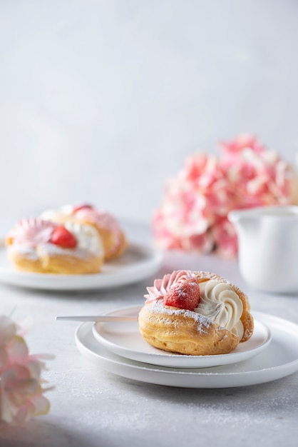 Petits gâteaux à la chantilly et à la fraise