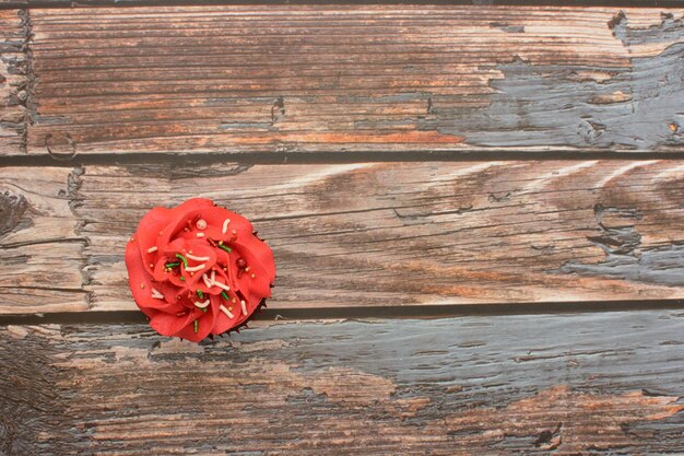 Petits gâteaux colorés faits maison sur table en bois