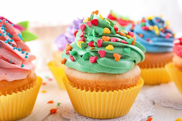 Petits gâteaux colorés savoureux sur table