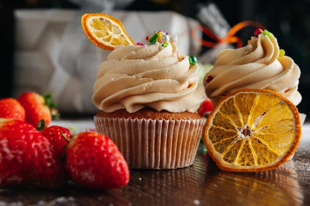 Petits gâteaux à la crème au caramel sur table de bonbons