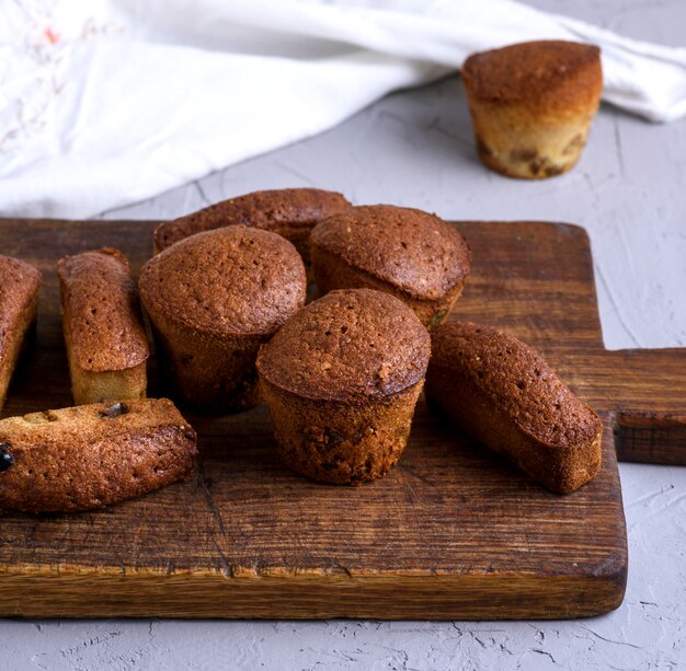 Petits gâteaux cuits au four avec fruits secs