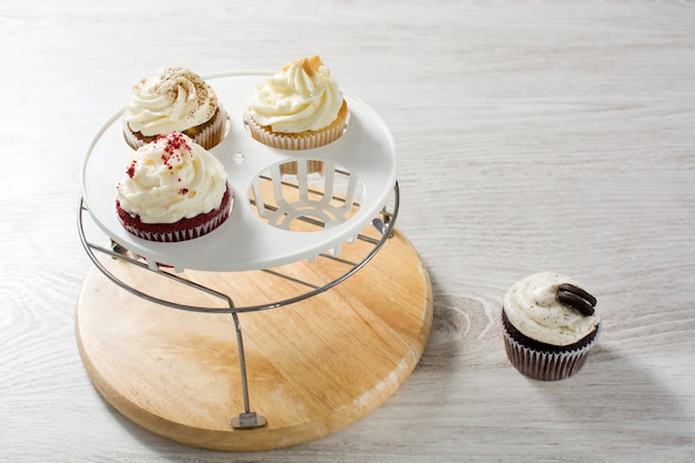 petits gâteaux de différentes saveurs sur une table en bois blanc