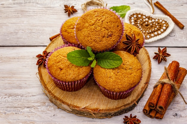 Petits gâteaux faits maison avec de l'anis étoilé à la cannelle et de la menthe fraîche