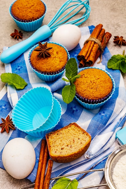 Petits gâteaux faits maison avec de l'anis étoilé à la cannelle et de la menthe fraîche