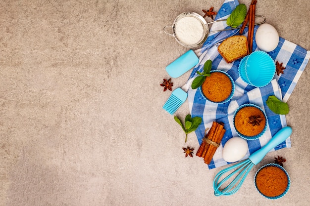 Petits gâteaux faits maison avec de l'anis étoilé à la cannelle et de la menthe fraîche