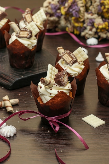 Petits gâteaux faits maison avec de la crème sur un fond sombre