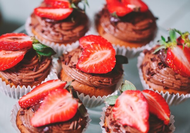 Petits gâteaux faits maison avec des fraises.