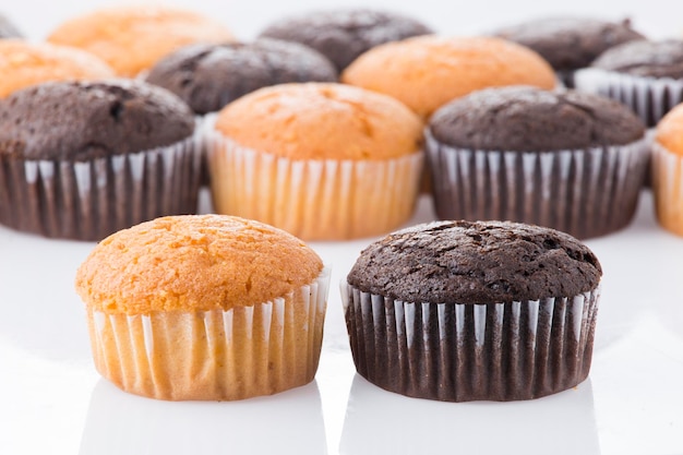 Petits gâteaux faits maison isolés sur fond blanc gros plan