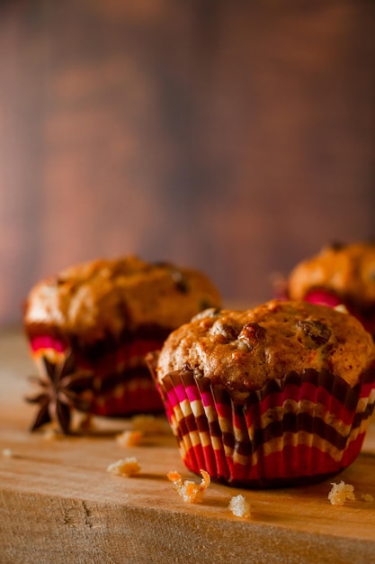 Petits gâteaux faits maison avec des raisins secs Pâtisseries traditionnelles d'automne sur un fond en bois