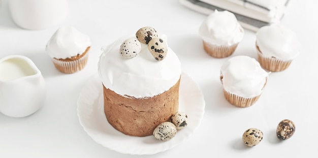 Petits gâteaux faits maison sucrés de Pâques et oeufs de caille