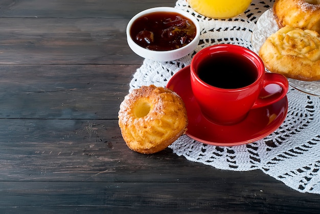 Petits gâteaux faits maison avec une tasse de café fort