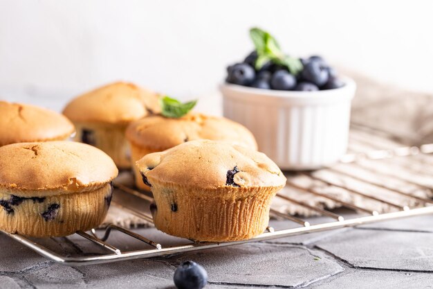 Petits gâteaux fraîchement cuits au four avec des baies