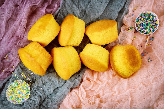 Petits gâteaux fraîchement préparés avec des paillettes colorées.