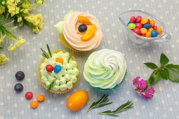 Petits gâteaux gourmands avec des paillettes crémeuses et colorées