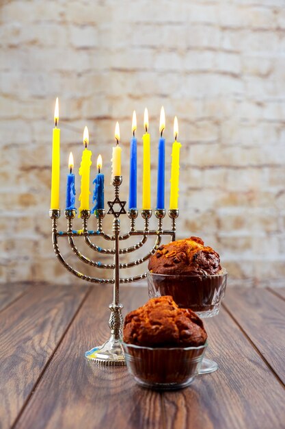 Petits gâteaux juifs de vacances composés d'éléments le petit gâteau de bougies de Hanukkah Menorah